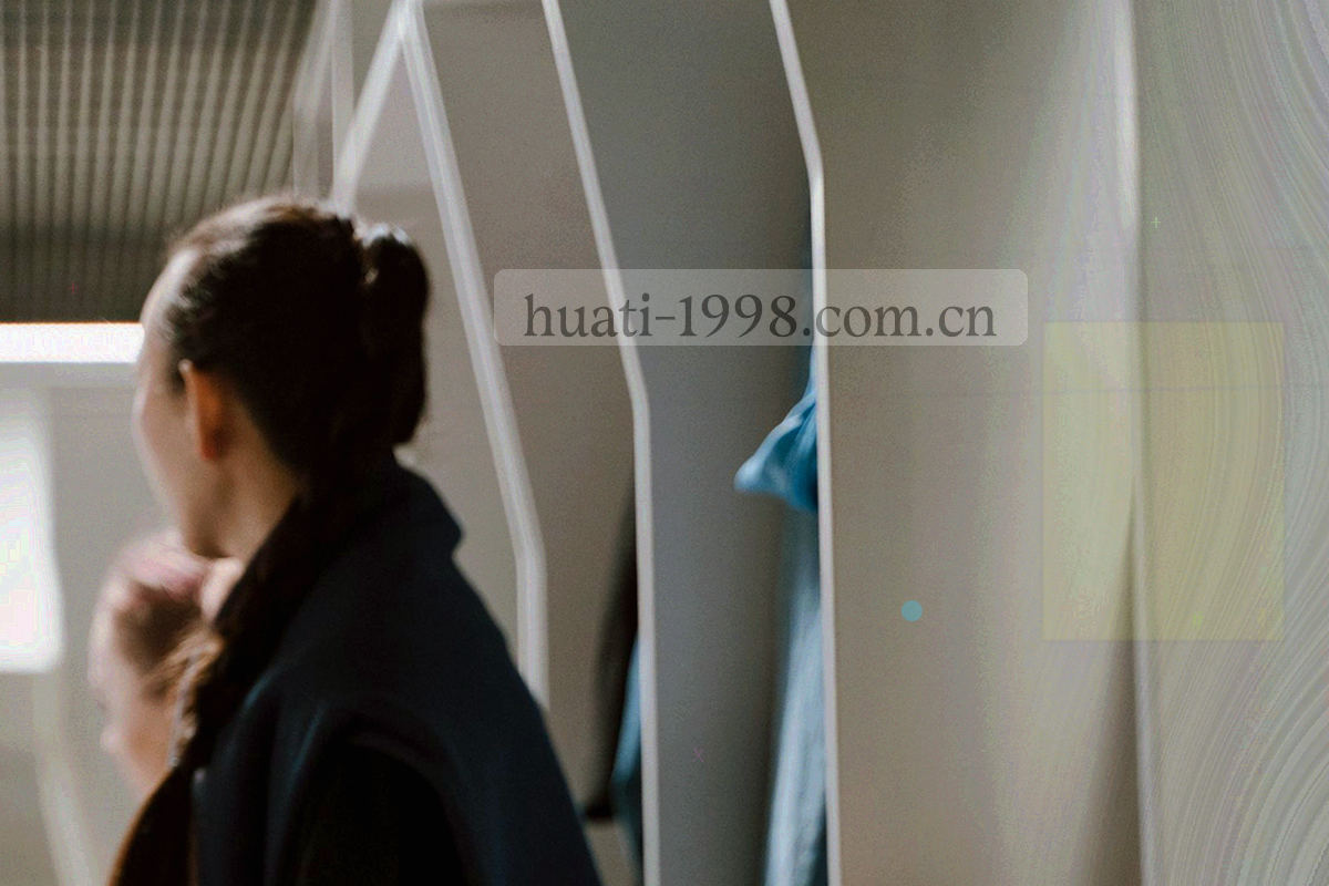 编辑桌面上摊开的赛程打印稿与笔记本，屏幕背景虚化，暖光